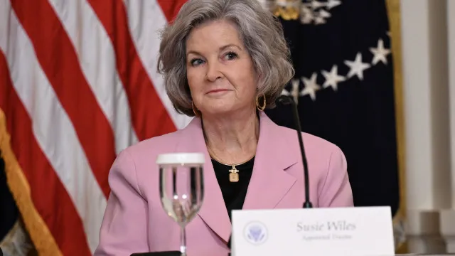 
                    Chefe de gabinete da Casa Branca recebe diagnóstico de câncer de mama
                