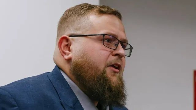 
                    Homem estuprado pela mãe teme que o irmão possa ser seu filho
                