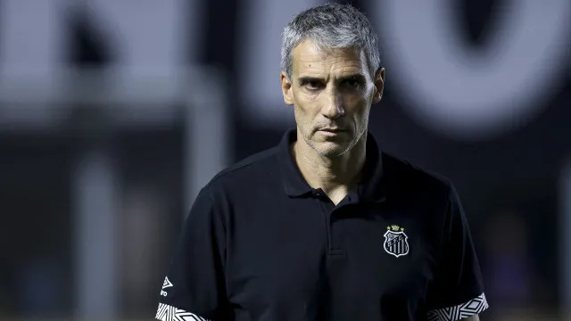 
                    Vojvoda não resiste à derrota para o Internacional e não é mais o técnico do Santos
                
