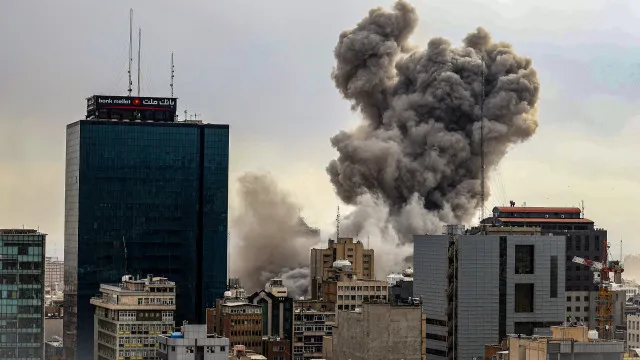 
                    Exército dos EUA diz ter atacado 90 alvos militares iranianos
                