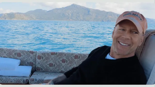 
                    Bruce Willis reaparece em raro registro no casamento da filha Tallulah
                