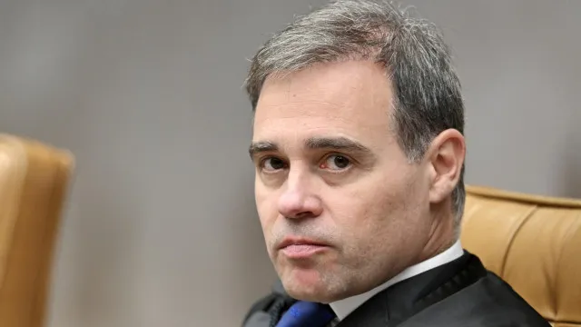 
                    Voo com André Mendonça e Fux é cancelado para inspeção de dano em avião
                