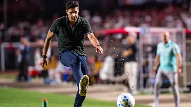 
                    Palmeiras bate São Paulo e é líder, mas Abel se irrita e é expulso
                