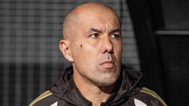 
                    Flamengo supera Vitória na Copa do Brasil e segue 100% há 6 jogos
                