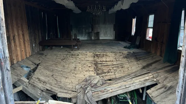 
                    Chão desaba em casamento e convidados despencam nos EUA
                