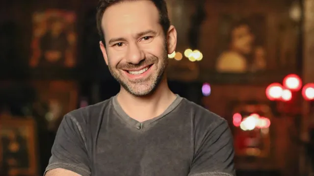 
                    Dono do OnlyFans morre aos 43 anos após lutar contra um câncer
                