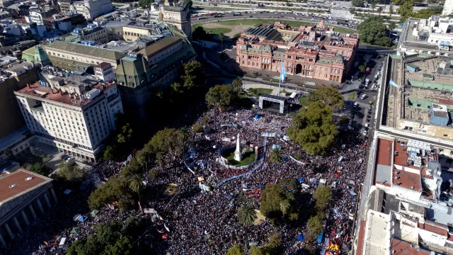 
                    Argentinos lotam praça de Maio e criticam Milei em ato relembrando 50 anos do golpe militar
                