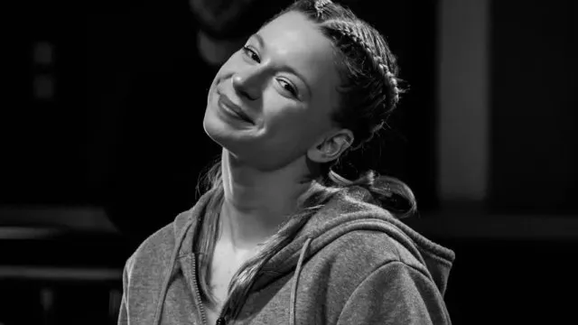 
                    Influenciadora morre aos 23 anos atropelada por caminhão na Tailândia
                