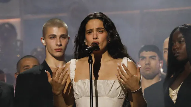 
                    Entenda os sintomas do problema de saúde que fez Rosalía interromper show
                