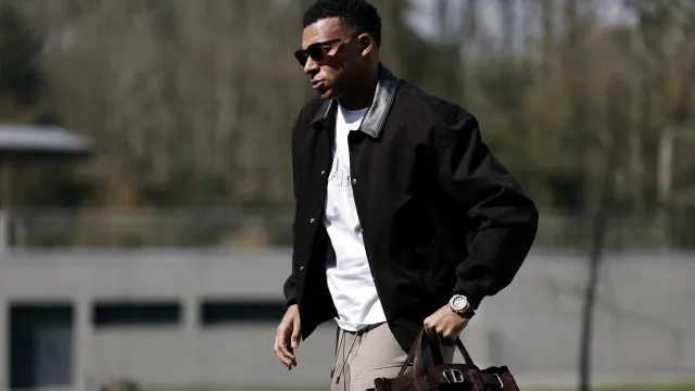 
                    Caso “joelho errado” vira crise no Real e jornalista acusa Mbappé
                