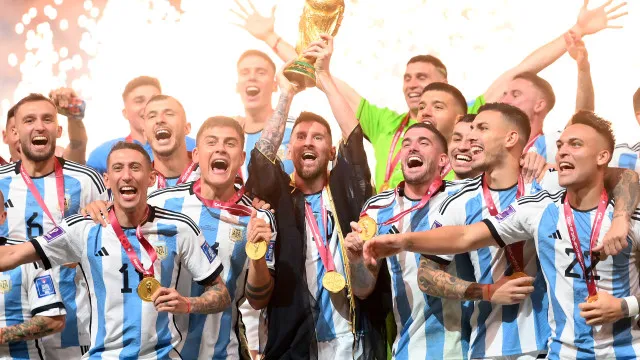 
                    Futebol arte: Imagens clássicas de momentos da Copa do Mundo que nunca serão esquecidos
                