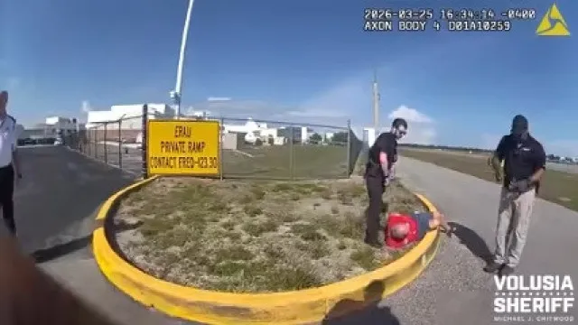 
                    Homem invade pista de aeroporto e tenta entrar em aviões nos EUA; veja
                