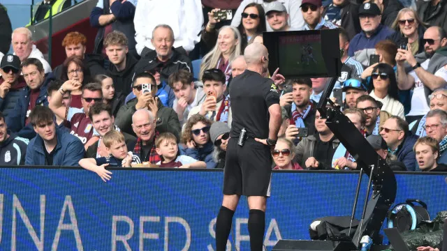 
                    Maioria dos torcedores rejeita VAR e pede fim na Premier League inglesa
                