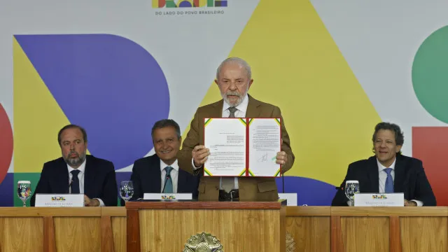 (FOLHAPRESS) - O presidente Lula (PT) reúne nes