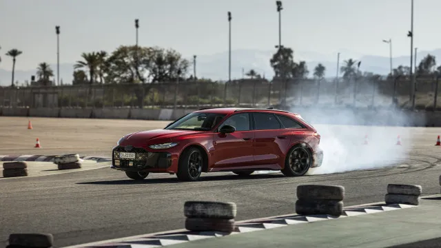
                    Audi RS 5 estreia sistema híbrido com controle inteligente de torque
                
