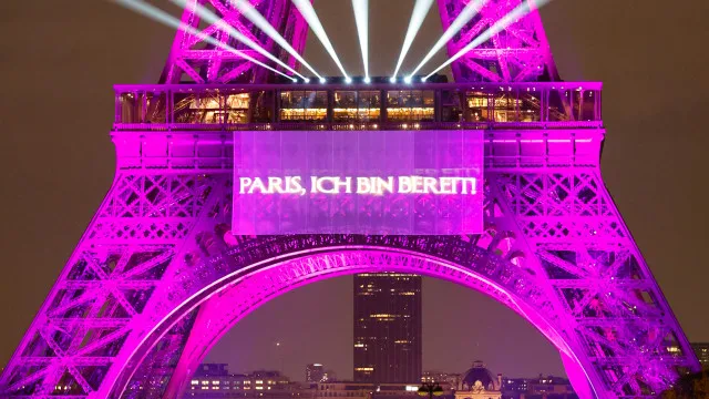 
                    Torre Eiffel homenageia retorno de Céline Dion com show de luzes
                