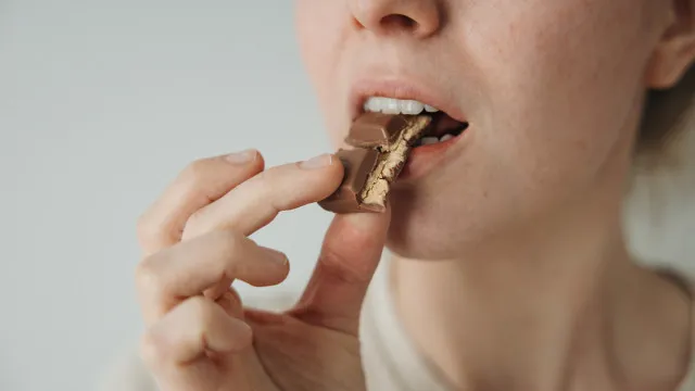 
                    Qual é a melhor hora para comer doces? Nutricionista explica 
                