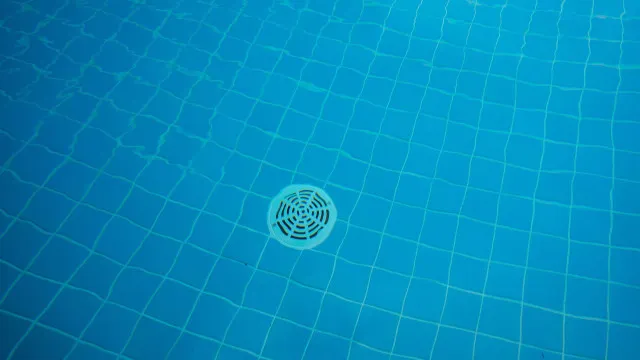 
                    Menina de 12 anos morre após cabelo ser sugado por ralo de piscina em SP
                