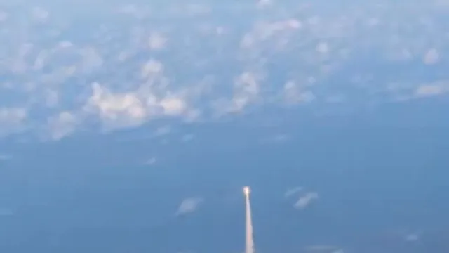 
                    Passageiros flagram lançamento da missão Artemis II pela janela de avião
                