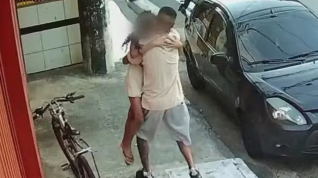 
                    Veja outro ângulo do momento em que pai percebe filha salva do acidente
                