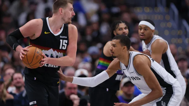 
                    Jokic leva a melhor sobre Wembanyama e decide vitória do Nuggets contra Spurs na NBA
                