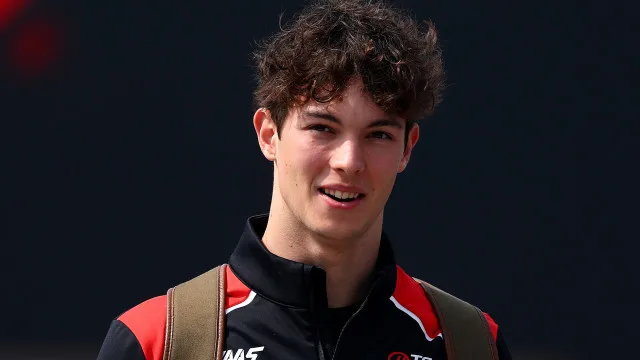 
                    Bearman mira Ferrari, fala em vitórias e nega ameaça a Hamilton: 'Não me vê assim'
                