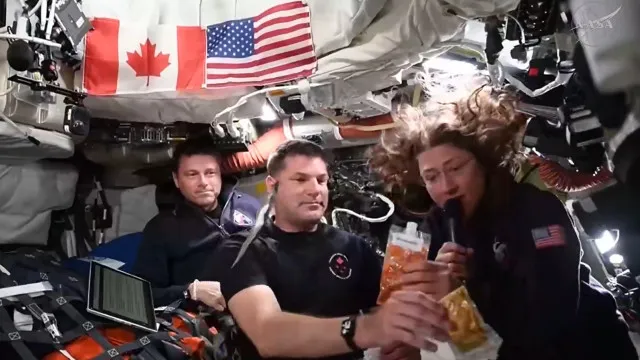 
                    Como é a comida no espaço? A tripulação da Artemis II explica; veja
                