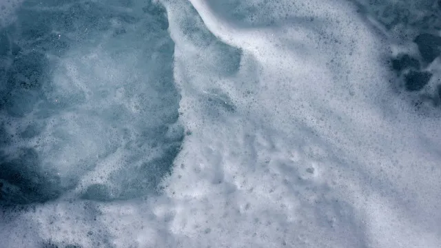 
                    Menino fica em estado grave após ser sugado em banheira de hidromassagem
                