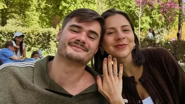 
                    Filho de Fábio Assunção fica noivo após pedido romântico em parque
                