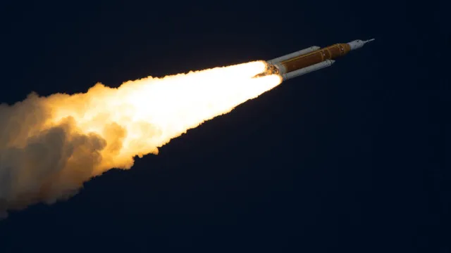 
                    Tripulação da Artemis 2 bate recorde de distância da Terra em início do sobrevoo lunar
                