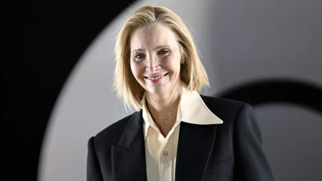 
                    Lisa Kudrow diz que se sentia esquecida no início de 'Friends'
                