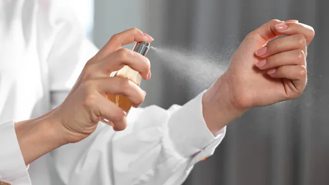 
                    Perfume perfeito: quanto usar e onde aplicar para durar mais
                