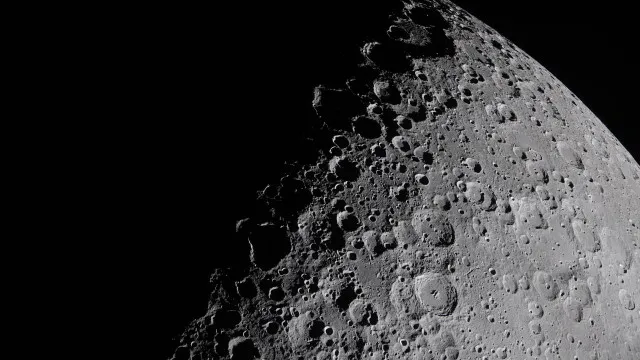 
                    Fungos e bactérias podem sobreviver na Lua, mas sem proliferar, sugere estudo
                