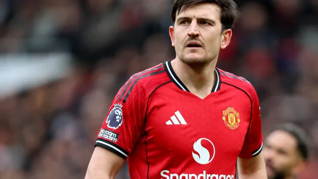 
                    Maguire recusa proposta milionária e renova com o Manchester United
                