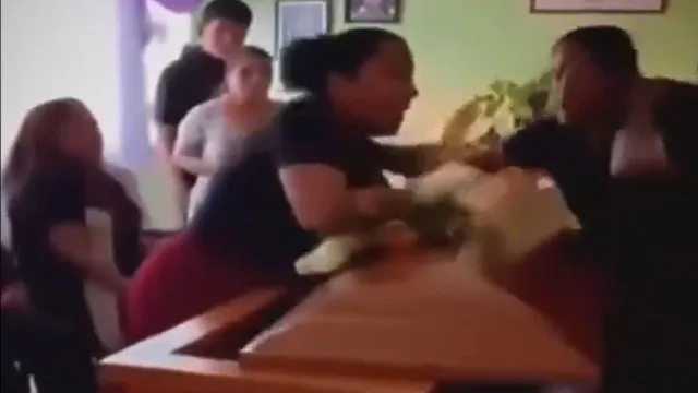 
                    Mulheres descobrem que eram amantes do mesmo homem durante velório; veja!
                