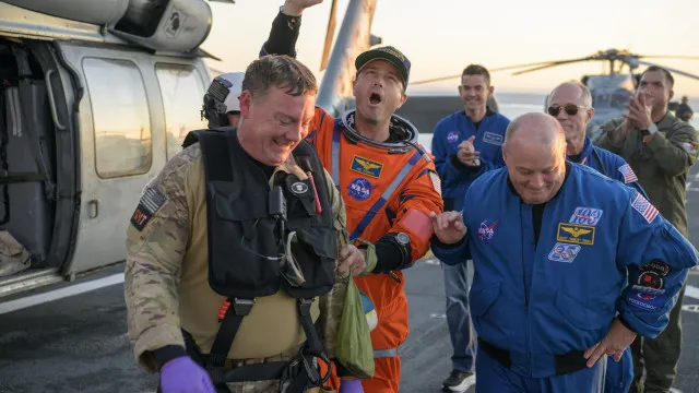 
                    Artemis II retorna à Terra após missão histórica ao redor da Lua; veja
                