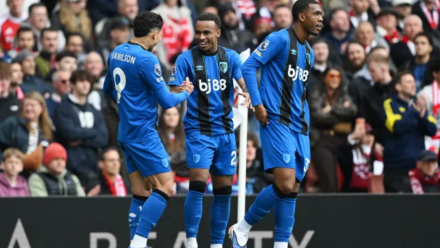 
                    Arsenal perde para Bournemouth, reacende o City e deixa título da Premier League em risco
                