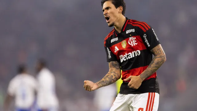 
                    Pedro dá show, Flamengo vence o Fluminense e vira vice-líder do Brasileirão
                