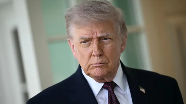 
                    Trump ataca Papa, chama OTAN de “tigre de papel” e mira Meloni
                