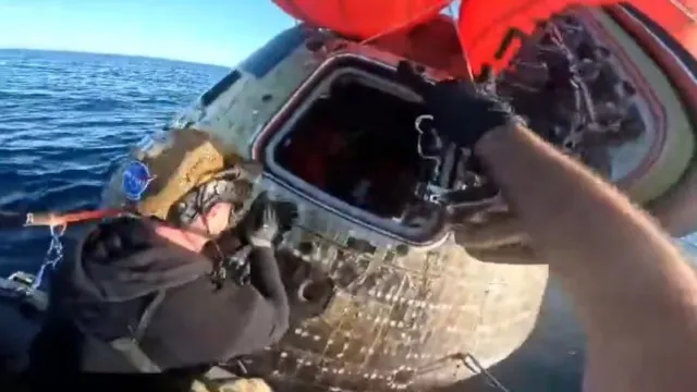 
                    Vídeo mostra o momento em que os astronautas da Artemis II são retirados da cápsula
                