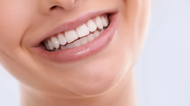 
                    4 alimentos que ajudam a deixar os dentes mais brancos
                