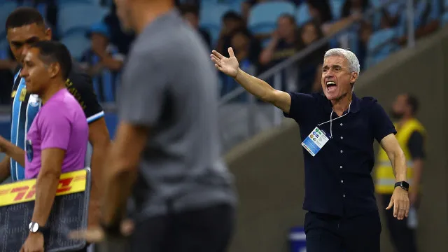 
                    Luís Castro vai de mal a pior e obriga Grêmio a dar 'soco na mesa'
                