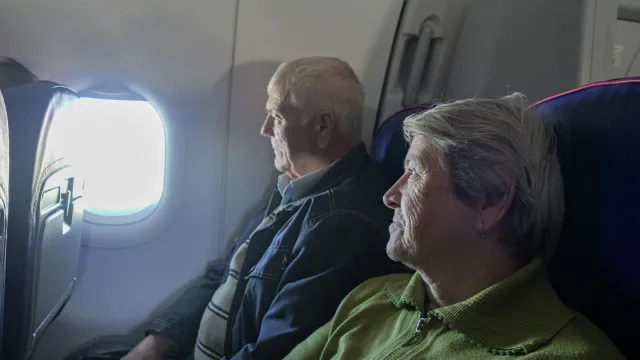 
                    Casais mais velhos não devem viajar lado a lado no avião, alerta estudo
                