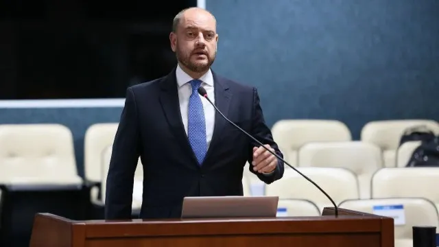 
                    Governador interino do RJ determina auditoria e trava novos contratos
                