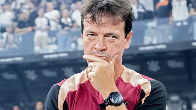 
                    Diniz elogia postura do Corinthians em sequência invicta: 'É um time que tem muita fome'
                