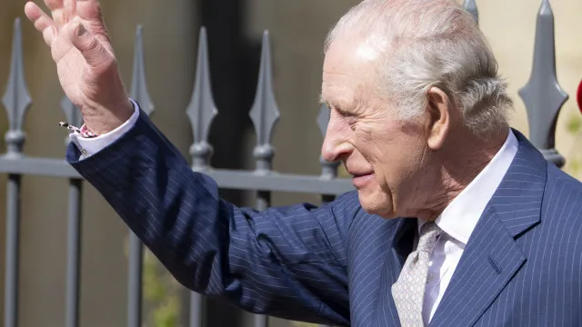 Rei Charles III surpreende ao visitar loja que frequentava na infância