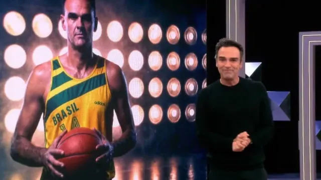 
                    Emocionado, Tadeu Schmidt homenageia irmão na abertura do BBB 26; vídeo
                