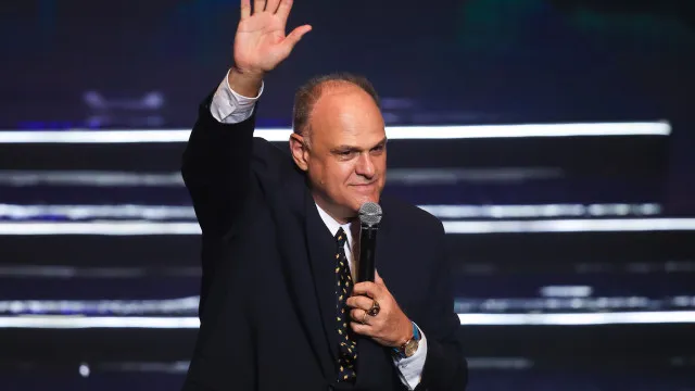 
                    'Despedida foi realizada de forma discreta', diz família de Oscar Schmidt
                