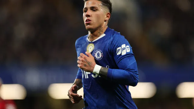 
                    Enzo perde braçadeira após castigo do Chelsea: 