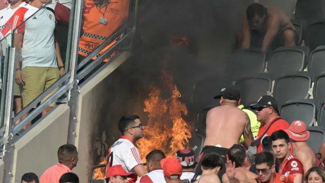 
                    Incêndio em arquibancada marca clássico entre River e Boca; veja as fotos
                
